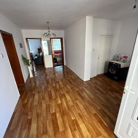 Xhermi House Entire 2nd Floor! ゲストハウス ポグラデツ